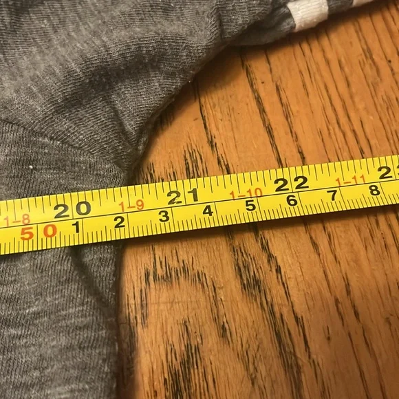 Like new genuine merchandise by fifth and Ocean, Chicago Cubs MLB T-shirt - Picture 6 of 10